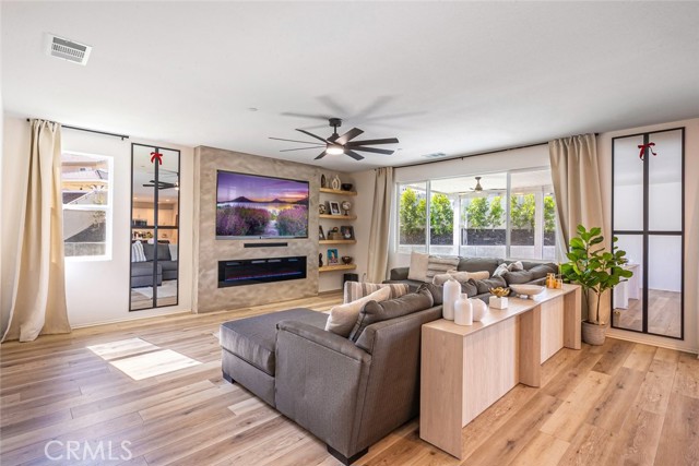 Detail Gallery Image 3 of 22 For 12913 Tehachapi St, Hesperia,  CA 92344 - 4 Beds | 3 Baths