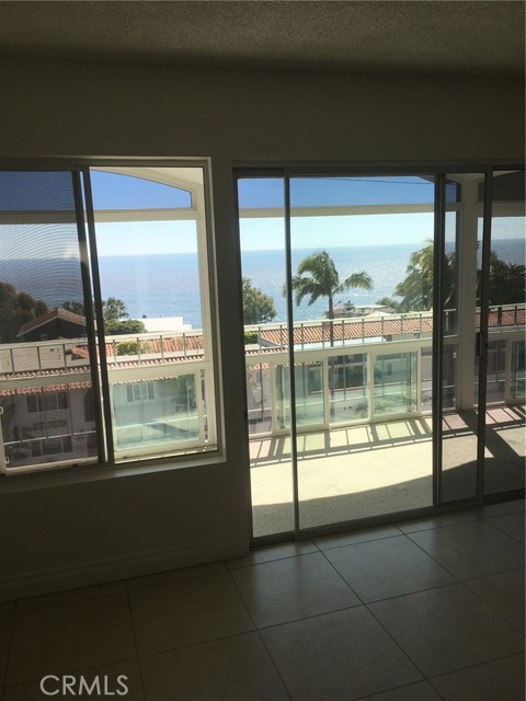 240 Moss Street, Laguna Beach CA: https://media.crmls.org/medias/ec89e032-0063-4455-ad64-4627e76c53f1.jpg
