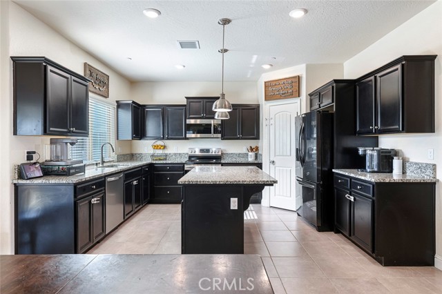 Detail Gallery Image 6 of 27 For 6883 E Robinson, Fresno,  CA 93727 - 4 Beds | 3 Baths