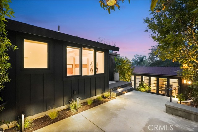 592 Bluebird Canyon Drive, Laguna Beach CA: https://media.crmls.org/medias/ec8ca48a-14c3-4226-9acf-2df0653b0a73.jpg