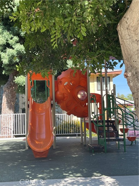 Detail Gallery Image 4 of 37 For 8055 Canby Ave #5,  Reseda,  CA 91335 - 3 Beds | 2/1 Baths