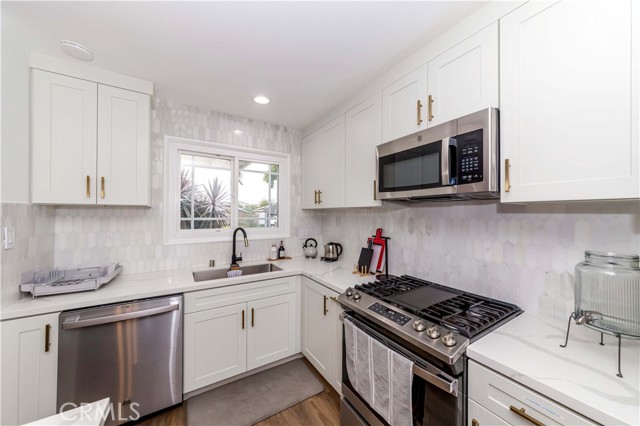 Detail Gallery Image 9 of 30 For 1048 Fairbrook Ln, Santa Ana,  CA 92706 - 4 Beds | 2 Baths