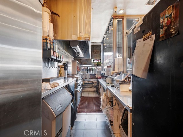 138 N San Fernando Boulevard, Burbank CA: https://media.crmls.org/medias/ec8fc0cd-a041-4d95-88ac-d7b3ade7039a.jpg