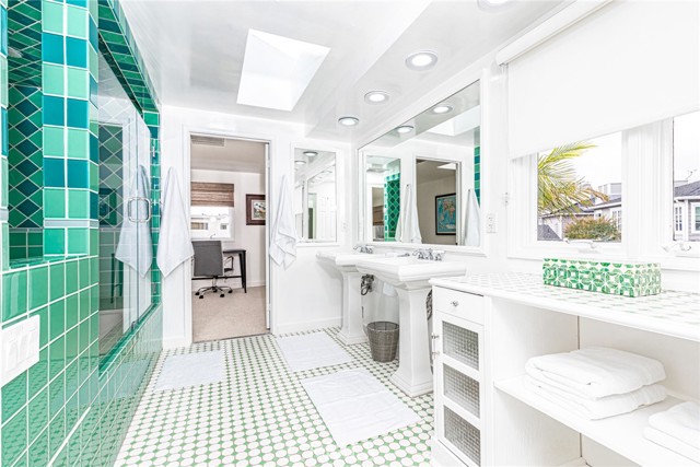 Detail Gallery Image 17 of 41 For 3717 Channel Pl, Newport Beach,  CA 92663 - 4 Beds | 2/1 Baths