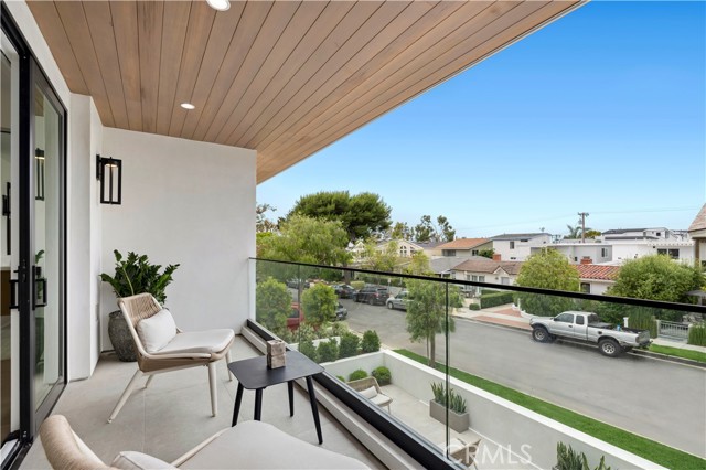 516 Larkspur Avenue, Corona del Mar CA: https://media.crmls.org/medias/ec927037-2a8b-4cd3-8d46-ca9a680fec31.jpg