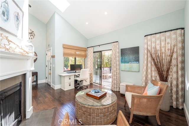 4 Santa Cruz Court, Manhattan Beach CA: https://media.crmls.org/medias/ec93f368-66de-49ea-8d10-c6c2a4f7dfb1.jpg