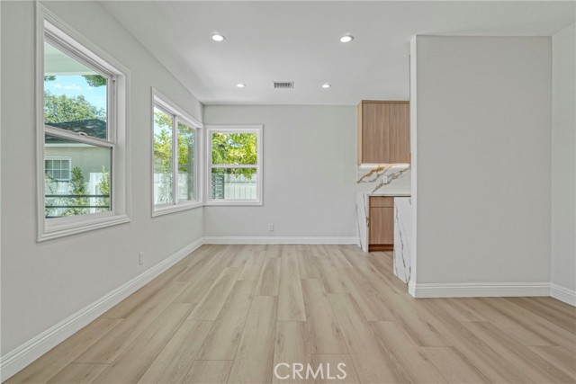 Detail Gallery Image 5 of 32 For 19120 Bessemer St, Tarzana,  CA 91335 - 4 Beds | 3 Baths