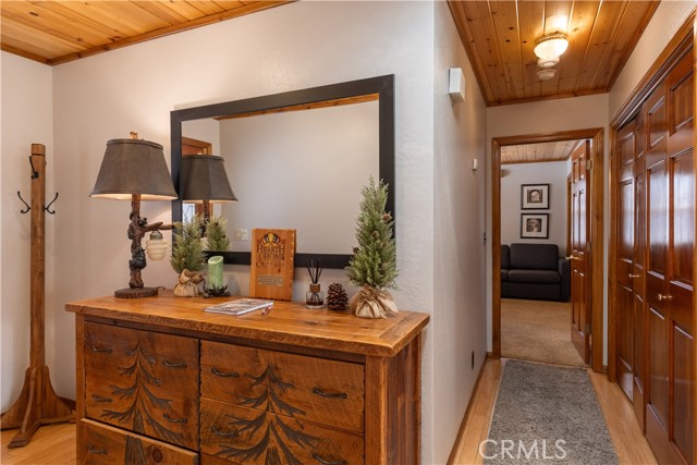 42690 Edgehill Place, Big Bear Lake CA: https://media.crmls.org/medias/ec95eef2-fb1b-4ed2-9cf7-1b5a9fb29443.jpg