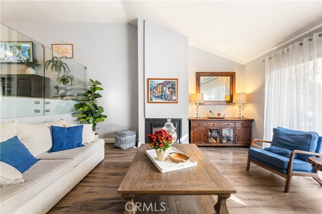 Detail Gallery Image 4 of 52 For 18146 Oxnard #48,  Tarzana,  CA 91356 - 3 Beds | 2/1 Baths