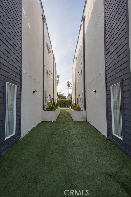 Detail Gallery Image 3 of 20 For 2727 S La Brea Ave #2733,  Los Angeles,  CA 90016 - 4 Beds | 4/1 Baths