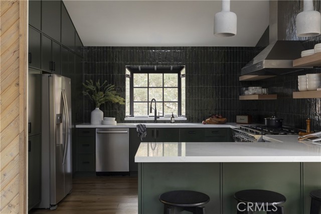 Detail Gallery Image 4 of 22 For 340 Crystal Lake Rd, Big Bear Lake,  CA 92315 - 4 Beds | 3 Baths