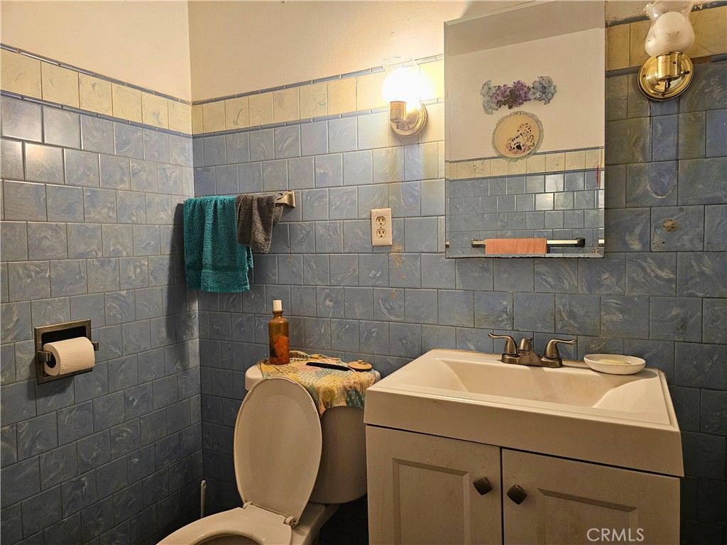 https://media.crmls.org/medias/ec9a7c3a-870f-4ca2-81ea-0bf635facdcf.jpg?preset=X-Large