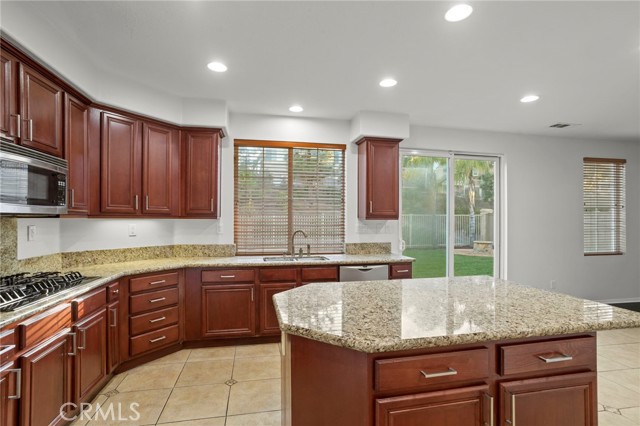 Detail Gallery Image 13 of 46 For 12 via De La Valle, Lake Elsinore,  CA 92532 - 5 Beds | 3 Baths