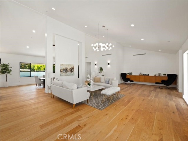 5702 Lubao Avenue, Woodland Hills CA: https://media.crmls.org/medias/ec9dea37-07d2-47a6-95fe-1986a74242c3.jpg