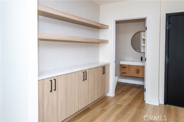 Detail Gallery Image 4 of 19 For 7760 Independence Ave, Canoga Park,  CA 91304 - 4 Beds | 2/1 Baths