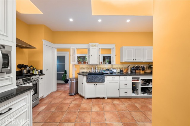 Detail Gallery Image 17 of 35 For 2027 N Highland Ave, Los Angeles,  CA 90068 - 6 Beds | 3 Baths
