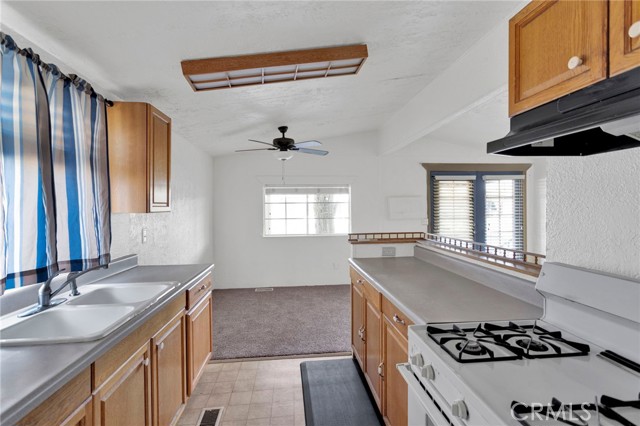 Detail Gallery Image 13 of 27 For 16473 Green Tree Bld, Victorville,  CA 92395 - 2 Beds | 2 Baths