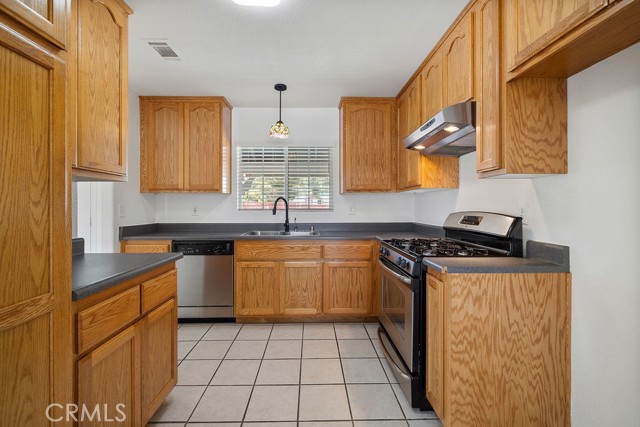 Detail Gallery Image 10 of 48 For 12867 Banyon Tree Ln, Victorville,  CA 92392 - 2 Beds | 2 Baths