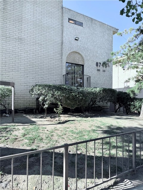 Detail Gallery Image 4 of 6 For 8745 Willis #107,  Panorama City,  CA 91402 - 3 Beds | 3 Baths