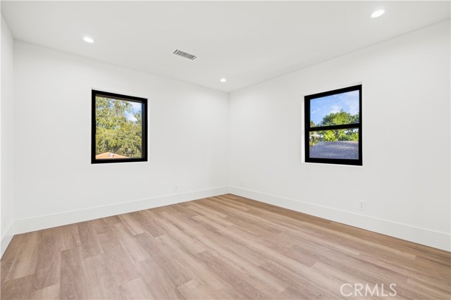 Detail Gallery Image 16 of 33 For 16245 Chatsworth St, Granada Hills,  CA 91344 - 3 Beds | 2/1 Baths