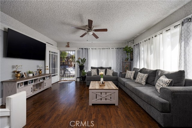 Detail Gallery Image 2 of 17 For 643 Elm Ave, Long Beach,  CA 90802 - – Beds | – Baths