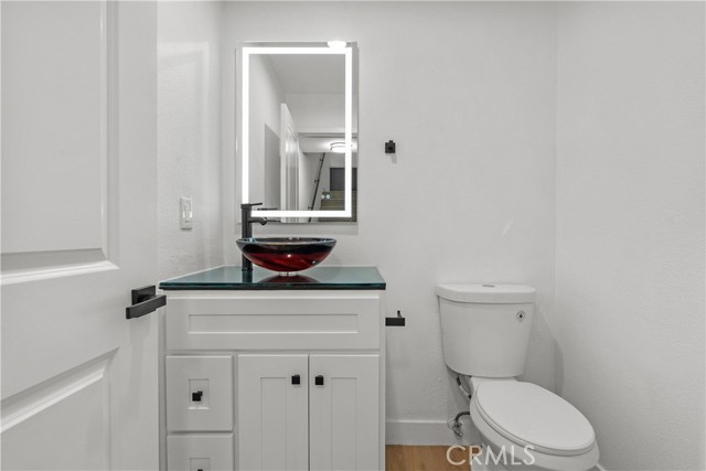 Detail Gallery Image 23 of 45 For 18417 Collins St #D,  Tarzana,  CA 91356 - 3 Beds | 2/1 Baths