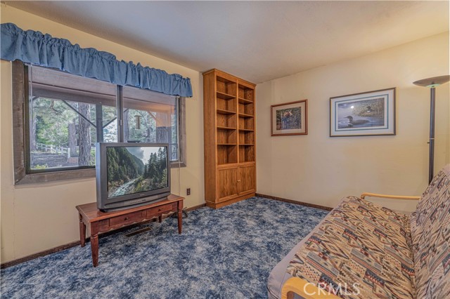 Detail Gallery Image 4 of 46 For 913 Mountain Ln, Big Bear City,  CA 92314 - 3 Beds | 2 Baths
