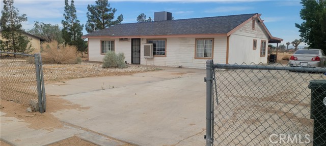 10733 Chamberlaine Way, Adelanto CA: https://media.crmls.org/medias/ecb1b629-5d9d-4b63-aae4-1bb1411132f2.jpg