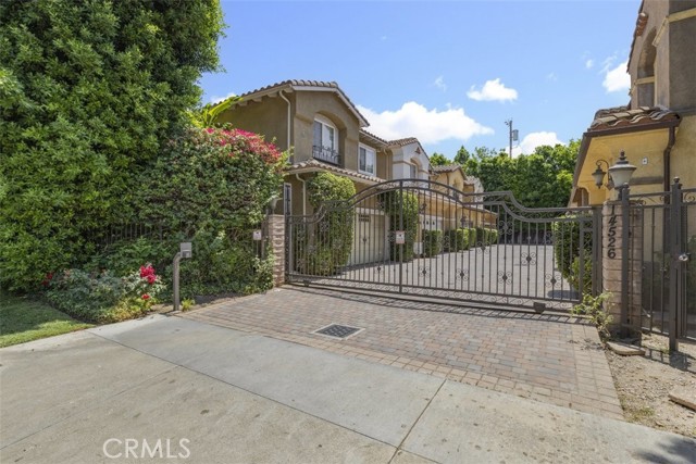 Detail Gallery Image 18 of 18 For 14526 Weddington St #103,  Sherman Oaks,  CA 91411 - 3 Beds | 3 Baths