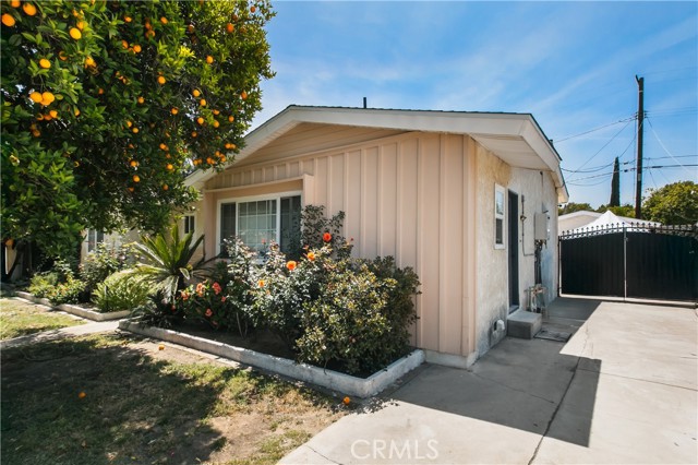 8527 Casaba Avenue, Winnetka CA: https://media.crmls.org/medias/ecb3b429-763a-475e-9057-b3992445777f.jpg