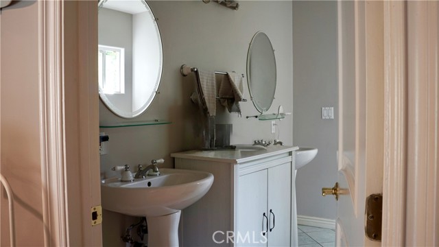 925 Sherlock Dr, Burbank CA: https://media.crmls.org/medias/ecb53e5b-05cd-4a2d-83d1-c46a266c0884.jpg