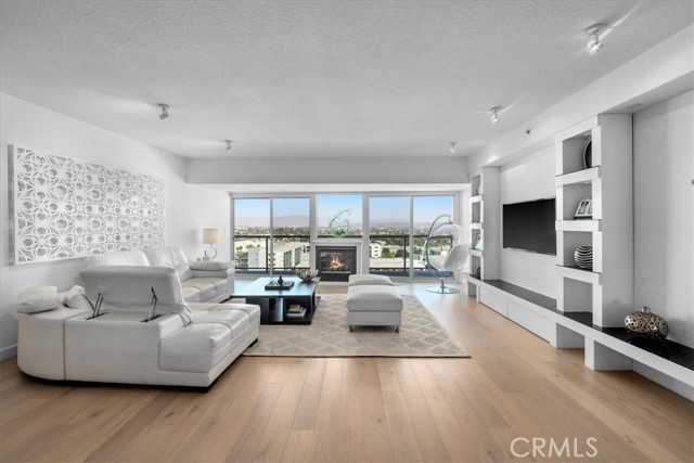 13600 Marina Pointe Dr., Marina del Rey CA: https://media.crmls.org/medias/ecb5c951-4b8b-4d92-8d02-862e44cb1e73.jpg