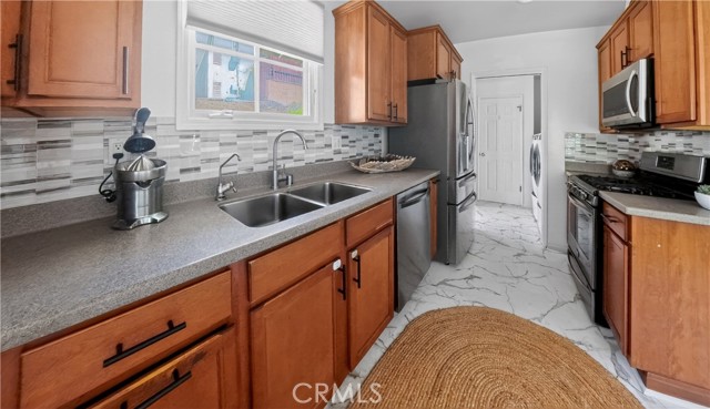 Detail Gallery Image 16 of 34 For 924 Irving Dr, Burbank,  CA 91504 - 4 Beds | 3 Baths