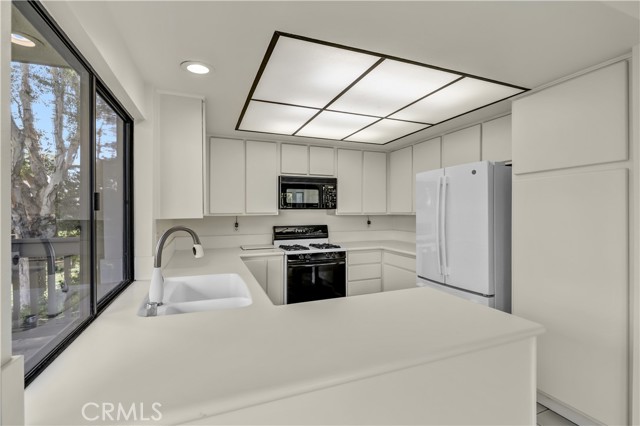 Detail Gallery Image 9 of 36 For 10 Lago Norte, Irvine,  CA 92612 - 2 Beds | 2 Baths