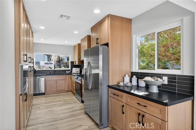 Detail Gallery Image 19 of 61 For 221 via Los Miradores, Redondo Beach,  CA 90277 - 4 Beds | 3/1 Baths