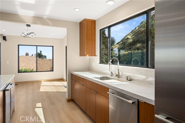 325 N Madison Avenue, Monrovia CA: https://media.crmls.org/medias/ecbffe5a-23b6-4e27-a9ff-407ae227fe27.jpg
