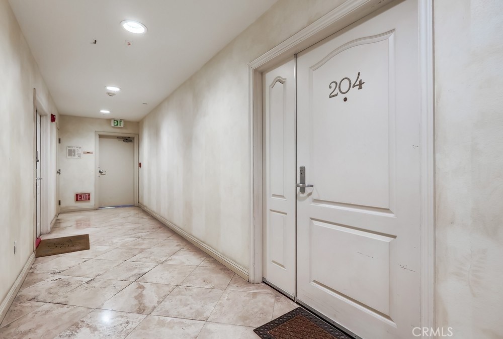 https://media.crmls.org/medias/ecc05af5-bb0e-481a-a164-e631dca26499.jpg?preset=X-Large