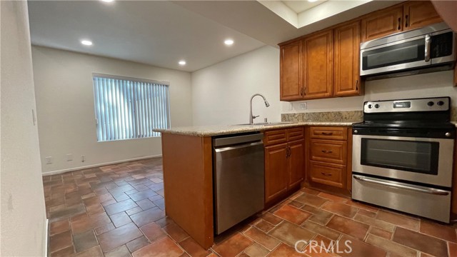 Detail Gallery Image 4 of 12 For 809 Creekside Dr #35,  Fullerton,  CA 92833 - 2 Beds | 2/1 Baths