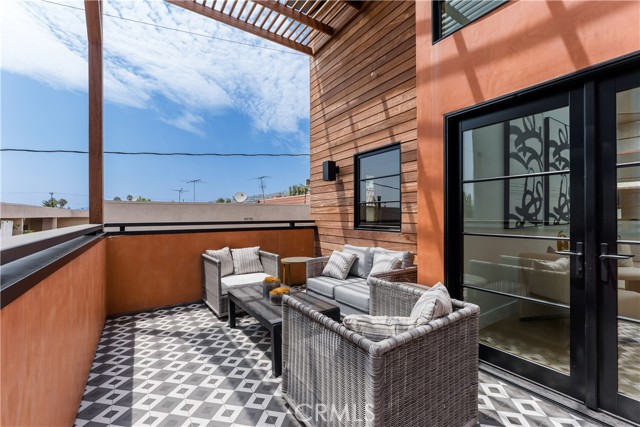 1035 1/2 N Vista Street, West Hollywood CA: https://media.crmls.org/medias/ecc46c60-7a2b-47a1-96ae-be94d9c8734f.jpg