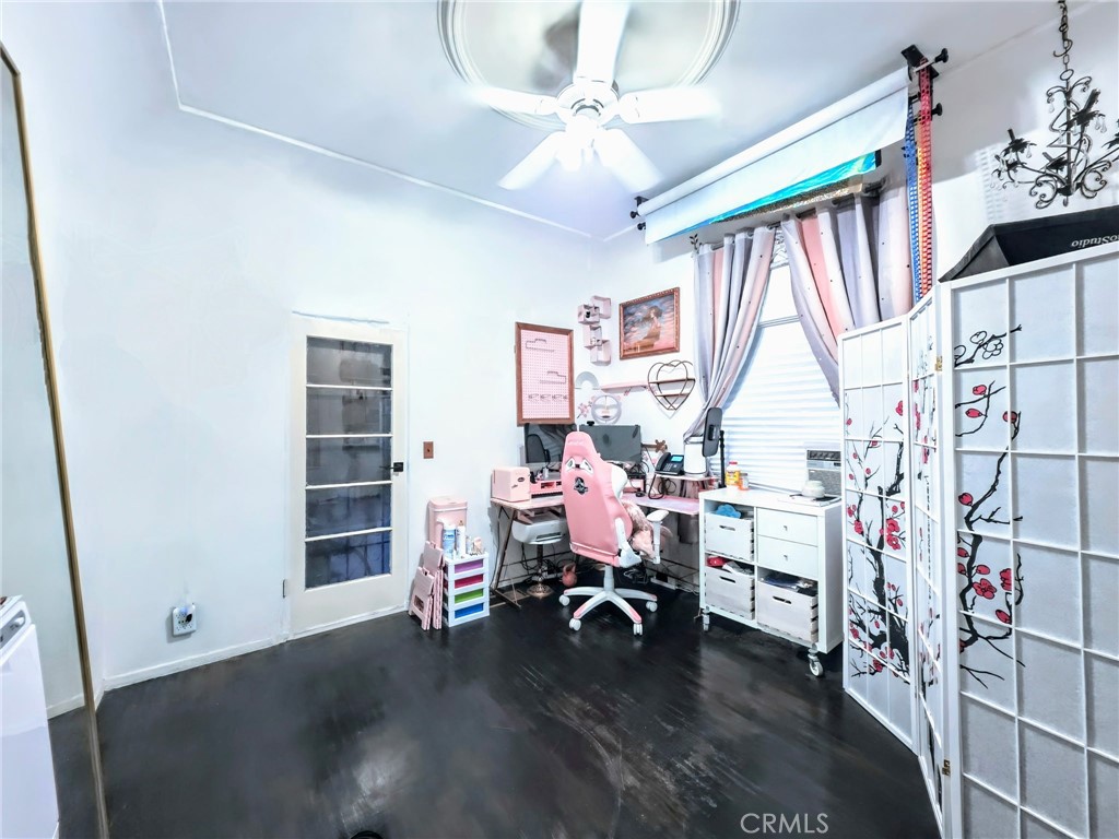 https://media.crmls.org/medias/ecc54d49-bfe8-4499-8b04-094d5d09d74d.jpg?preset=X-Large
