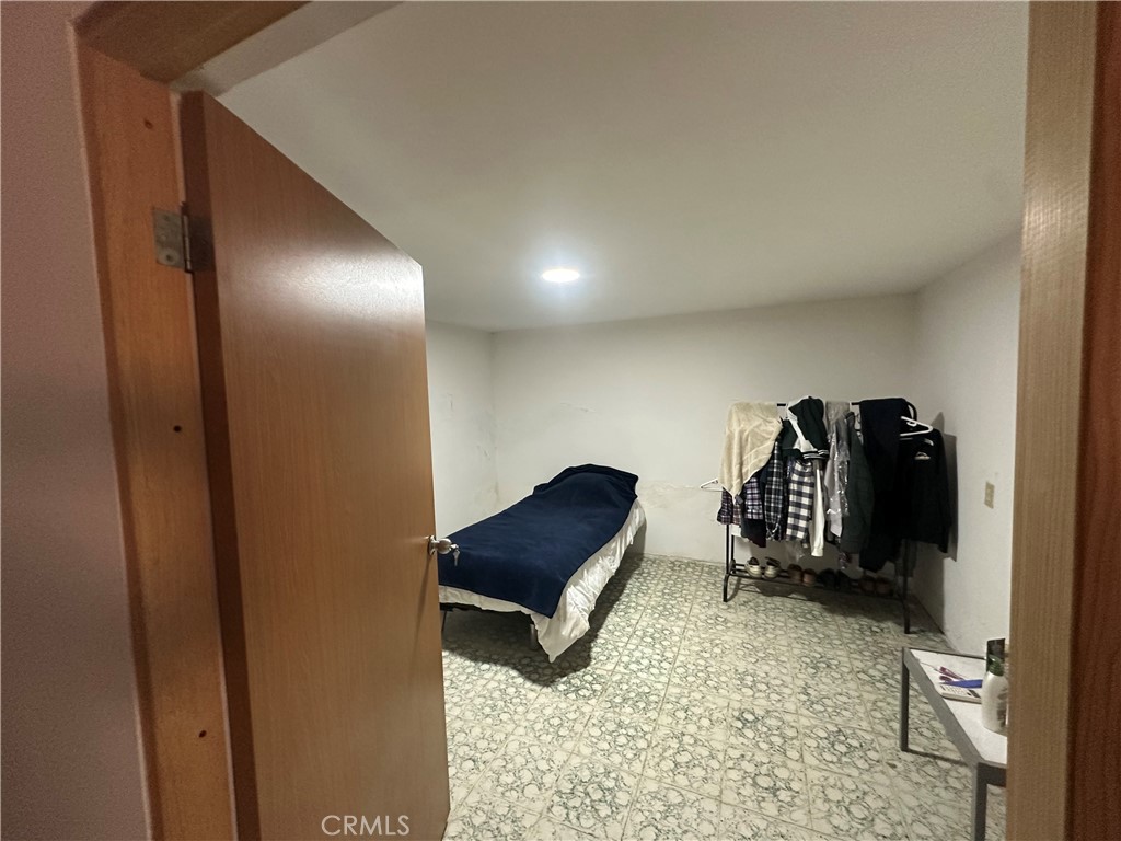 https://media.crmls.org/medias/ecc8799f-64fe-4d42-9ccb-a8f157e0599a.jpg?preset=X-Large