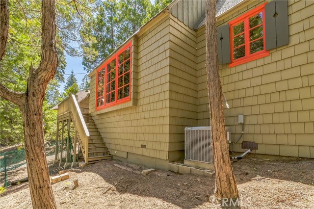 129 B Lane, Lake Arrowhead CA: https://media.crmls.org/medias/ecc8ee87-be30-4067-b9ef-5e11aad3814f.jpg