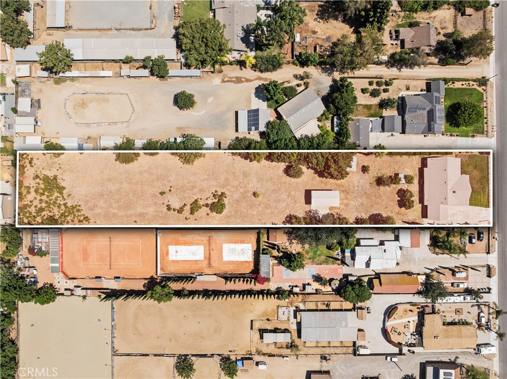 https://media.crmls.org/medias/eccb7ba4-93bd-41dc-8ae1-63570e505379.jpg?preset=X-Large