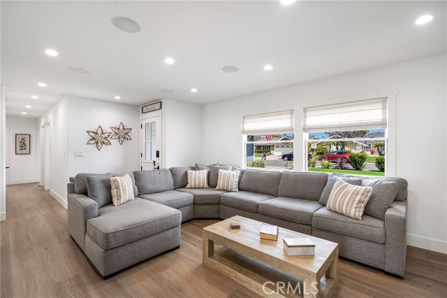 Detail Gallery Image 5 of 45 For 17551 Griffith, Huntington Beach,  CA 92649 - 4 Beds | 3 Baths