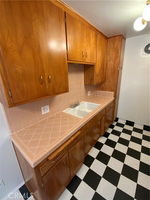 120 Alamitos Avenue, Long Beach CA: https://media.crmls.org/medias/ecce5e73-2183-43f2-a95d-5f7192956aee.jpg