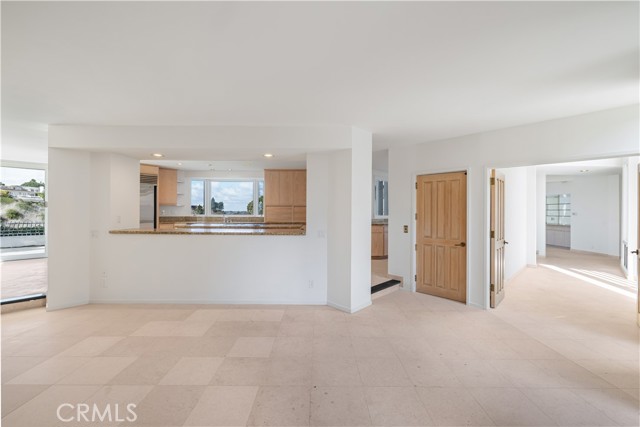 2 Inverness Lane, Newport Beach CA: https://media.crmls.org/medias/eccf32b1-d208-4af7-9708-e99dd66cffd6.jpg
