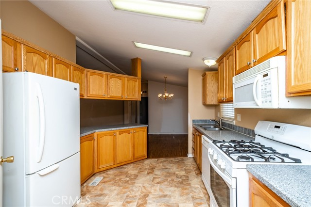 Detail Gallery Image 15 of 34 For 22241 Nisqually Rd #143,  Apple Valley,  CA 92308 - 3 Beds | 2 Baths
