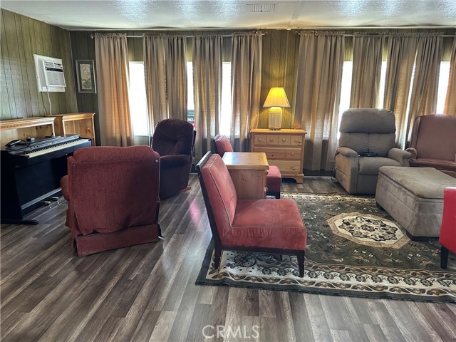 332 N LYON Avenue, Hemet CA: https://media.crmls.org/medias/ecd306a7-228d-4b08-baac-2bbbbfe10244.jpg