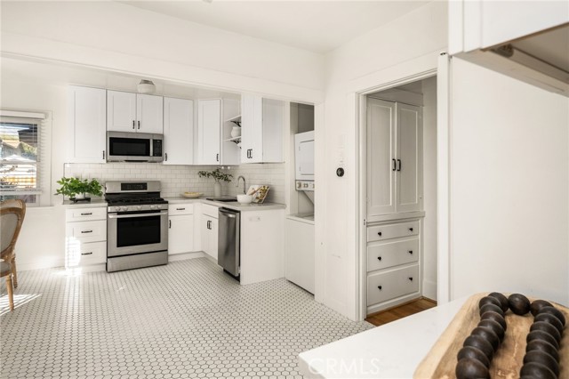 373 Gladys Avenue photo 11