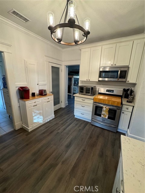 1355 N Gordon Street, Pomona CA: https://media.crmls.org/medias/ecda83c6-0f01-4759-9aef-e57c4437a661.jpg